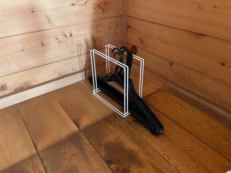 セリアの「ワイヤーふきんかけ」は長く使えてお手頃価格！ 値段・コスパ, セリアの「ワイヤーふきんかけ」のサイズ・材質・耐荷重, セリアの「ワイヤーふきんかけ」は風通しがいい, 【100均セリアのふきん掛け】「ワイヤーふきんかけ」をお皿立てに, 【100均セリアのふきん掛け】「ワイヤーふきんかけ」を書類おきに, 【100均セリアのふきん掛け】「ワイヤーふきんかけ」を洗濯ハンガーおきに, 【100均セリアのふきん掛け】「ワイヤーふきんかけ」をパソコンスタンドに