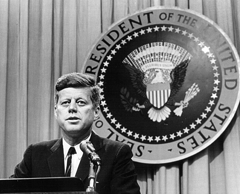 John F. Kennedy (1917–1963) Frank Sinatra (1915-1998), William S. Burroughs (1914-1997), Bela Lugosi (1882-1956), Elizabeth Taylor (1932-2011), John F. Kennedy (1917-1963), Ernie Kovacs (1919-1962), Wild Bill Hickok (1837-1876), Miles Davis (1926-1991), Harry Houdini (1874-1926), Tony Curtis (1925-2010), Sandra West (1939-1977), Humphrey Bogart (1899-1957), Alexander McQueen (1969-2010), Tiny Tim (1932-1996)