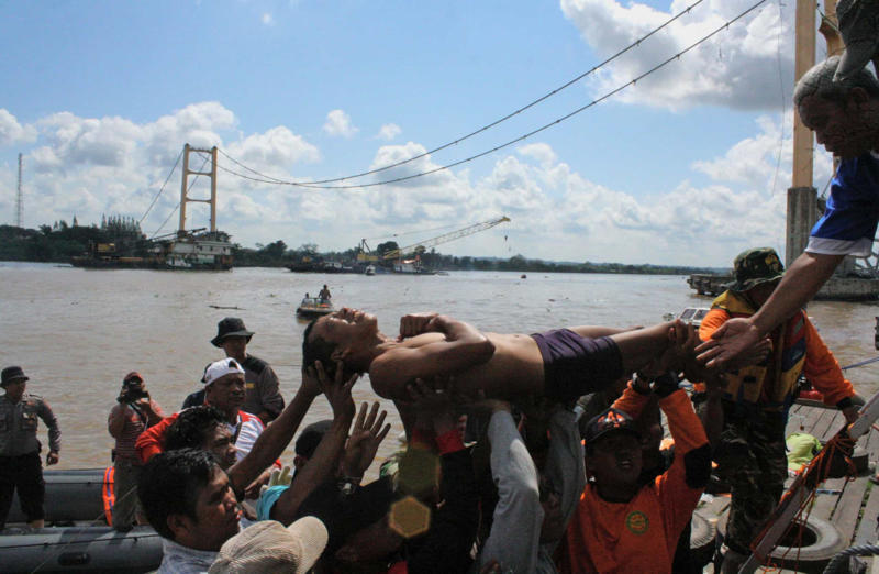 Kutai Kartanegara Bridge - Indonesia Scott Key Bridge - Baltimore, Morbi Bridge - India, Morandi Bridge - Italy, Wootton Bridge - UK, Severn Railway Bridge - UK, Train bridge - USA, Road bridge - Czech Republic, Kutai Kartanegara Bridge - Indonesia, Bridge in Bihar - India, Cypress Street Viaduct - USA, Dixon Bridge - USA, Hintze Ribeiro Bridge - Portugal