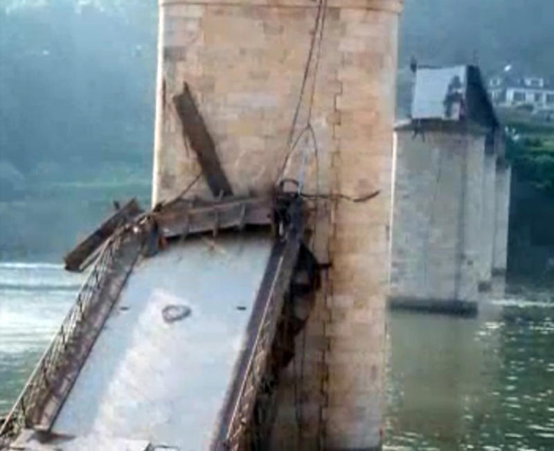 Hintze Ribeiro Bridge - Portugal Scott Key Bridge - Baltimore, Morbi Bridge - India, Morandi Bridge - Italy, Wootton Bridge - UK, Severn Railway Bridge - UK, Train bridge - USA, Road bridge - Czech Republic, Kutai Kartanegara Bridge - Indonesia, Bridge in Bihar - India, Cypress Street Viaduct - USA, Dixon Bridge - USA, Hintze Ribeiro Bridge - Portugal