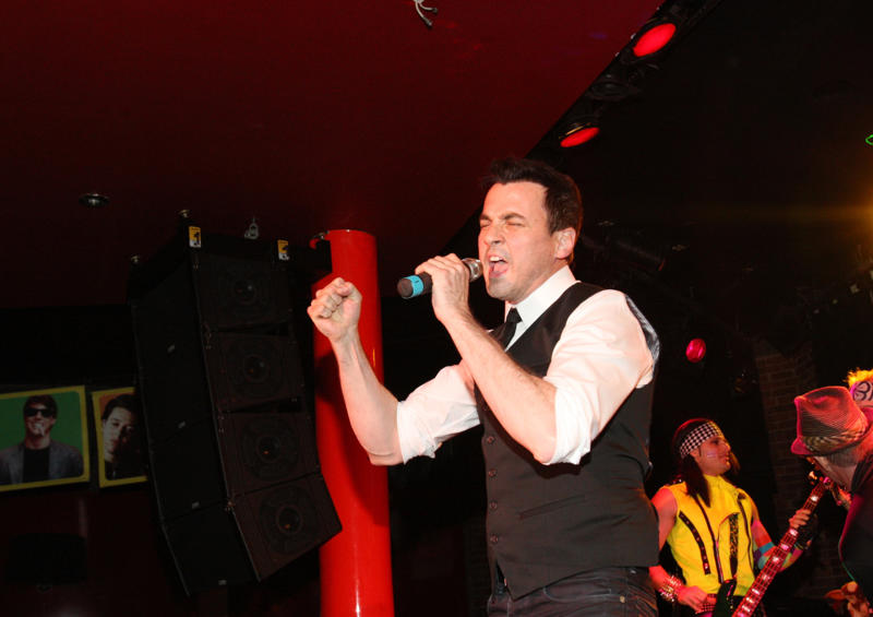 Tommy Page Shannon Hoon of Blind Melon, Charles Pettigrew of Charles and Eddie, Pauly Fuemana of OMC, Scatman John, DJ E-Z Rock of Rob Base and DJ E-Z Rock, The Singing Nun, Andy Fraser of Free, B.W. Stevenson, Ray Smith, Jennifer Paige, Blu Cantrell, Tiny Tim, Tommy Page, Del Shannon