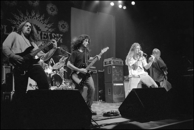 Shannon Hoon of Blind Melon Shannon Hoon of Blind Melon, Charles Pettigrew of Charles and Eddie, Pauly Fuemana of OMC, Scatman John, DJ E-Z Rock of Rob Base and DJ E-Z Rock, The Singing Nun, Andy Fraser of Free, B.W. Stevenson, Ray Smith, Jennifer Paige, Blu Cantrell, Tiny Tim, Tommy Page, Del Shannon