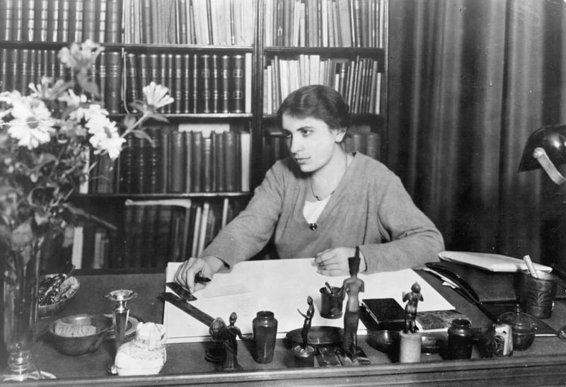 Ketanji Brown Jackson (1970–), Madeleine Albright (1937-2022), Anne Frank (1929–1945), Anita Garibaldi (1821–1849), Benazir Bhutto (1953–2007), Gertrude Ederle (1905–2003), Hedy Lamarr (1914–2000), Joan of Arc (1412–1431), Margaret Thatcher (1925–2013), Marie Curie (1867–1934), Mata Hari (1876–1917), Isabel, Princess Imperial of Brazil (1846–1921), Boadicea (?–c. 60 or 61 CE), Florence Nightingale (1820–1910), Josephine Baker (1906–1975), Clara Barton (1821–1912), Marilyn Monroe (1926–1962), Rosa Parks (1913–2005), Mary Shelley (1797–1851), Emmeline Pankhurst (1858–1928), Bessie Coleman (1892–1926), Eleanor Roosevelt (1884–1962), Ella Fitzgerald (1917–1996), Indira Ghandi (1917–1984), Audrey Hepburn (1929–1993), Coretta Scott King (1927–2006), Helen Keller (1880–1968), Virginia Woolf (1882–1941), Anna Freud (1895–1982), Hattie McDaniel (1895–1952), Catherine the Great (1729–1796), Jane Addams (1860–1935), Shirley Temple (1928–2014), Dorothea Lange (1895–1965), Jane Austen (1775–1817), Queen Victoria (1819–1901), Billie Holiday (1915–1959), Emily Dickinson (1830–1886), Coco Chanel (1883–1971), Babe Didrikson Zaharias (1911–1956), Betty Friedan (1921–2006), Wangari Maathai (1940–2011), Elizabeth I (1533–1603), Wilma Rudolph (1940–1994), Katharine Hepburn (1907–2003), Estée Lauder (1908–2004), Harriet Beecher Stowe (1811–1896), Madam C. J. Walker (1867–1919), Aretha Franklin (1942–2018)