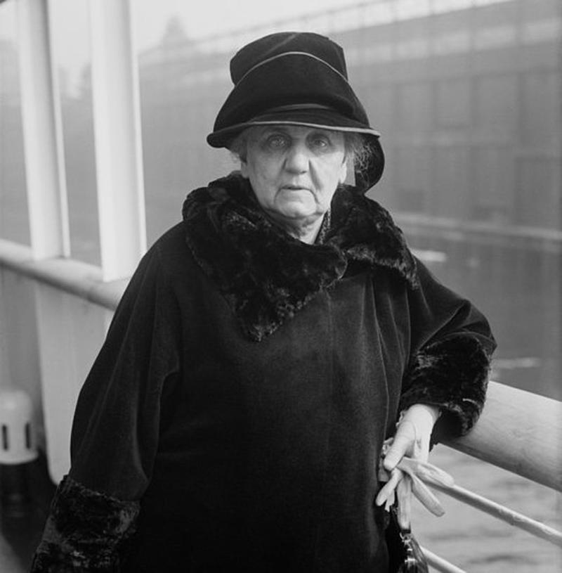 Ketanji Brown Jackson (1970–), Madeleine Albright (1937-2022), Anne Frank (1929–1945), Anita Garibaldi (1821–1849), Benazir Bhutto (1953–2007), Gertrude Ederle (1905–2003), Hedy Lamarr (1914–2000), Joan of Arc (1412–1431), Margaret Thatcher (1925–2013), Marie Curie (1867–1934), Mata Hari (1876–1917), Isabel, Princess Imperial of Brazil (1846–1921), Boadicea (?–c. 60 or 61 CE), Florence Nightingale (1820–1910), Josephine Baker (1906–1975), Clara Barton (1821–1912), Marilyn Monroe (1926–1962), Rosa Parks (1913–2005), Mary Shelley (1797–1851), Emmeline Pankhurst (1858–1928), Bessie Coleman (1892–1926), Eleanor Roosevelt (1884–1962), Ella Fitzgerald (1917–1996), Indira Ghandi (1917–1984), Audrey Hepburn (1929–1993), Coretta Scott King (1927–2006), Helen Keller (1880–1968), Virginia Woolf (1882–1941), Anna Freud (1895–1982), Hattie McDaniel (1895–1952), Catherine the Great (1729–1796), Jane Addams (1860–1935), Shirley Temple (1928–2014), Dorothea Lange (1895–1965), Jane Austen (1775–1817), Queen Victoria (1819–1901), Billie Holiday (1915–1959), Emily Dickinson (1830–1886), Coco Chanel (1883–1971), Babe Didrikson Zaharias (1911–1956), Betty Friedan (1921–2006), Wangari Maathai (1940–2011), Elizabeth I (1533–1603), Wilma Rudolph (1940–1994), Katharine Hepburn (1907–2003), Estée Lauder (1908–2004), Harriet Beecher Stowe (1811–1896), Madam C. J. Walker (1867–1919), Aretha Franklin (1942–2018)