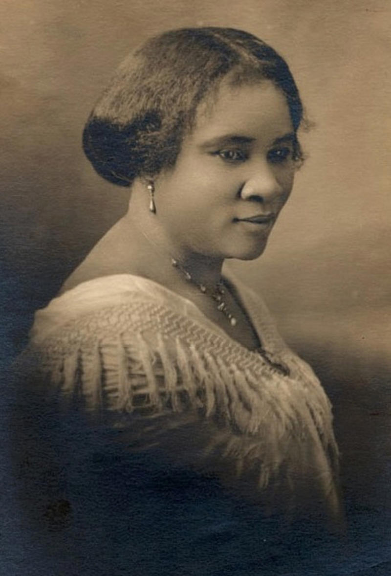 Ketanji Brown Jackson (1970–), Madeleine Albright (1937-2022), Anne Frank (1929–1945), Anita Garibaldi (1821–1849), Benazir Bhutto (1953–2007), Gertrude Ederle (1905–2003), Hedy Lamarr (1914–2000), Joan of Arc (1412–1431), Margaret Thatcher (1925–2013), Marie Curie (1867–1934), Mata Hari (1876–1917), Isabel, Princess Imperial of Brazil (1846–1921), Boadicea (?–c. 60 or 61 CE), Florence Nightingale (1820–1910), Josephine Baker (1906–1975), Clara Barton (1821–1912), Marilyn Monroe (1926–1962), Rosa Parks (1913–2005), Mary Shelley (1797–1851), Emmeline Pankhurst (1858–1928), Bessie Coleman (1892–1926), Eleanor Roosevelt (1884–1962), Ella Fitzgerald (1917–1996), Indira Ghandi (1917–1984), Audrey Hepburn (1929–1993), Coretta Scott King (1927–2006), Helen Keller (1880–1968), Virginia Woolf (1882–1941), Anna Freud (1895–1982), Hattie McDaniel (1895–1952), Catherine the Great (1729–1796), Jane Addams (1860–1935), Shirley Temple (1928–2014), Dorothea Lange (1895–1965), Jane Austen (1775–1817), Queen Victoria (1819–1901), Billie Holiday (1915–1959), Emily Dickinson (1830–1886), Coco Chanel (1883–1971), Babe Didrikson Zaharias (1911–1956), Betty Friedan (1921–2006), Wangari Maathai (1940–2011), Elizabeth I (1533–1603), Wilma Rudolph (1940–1994), Katharine Hepburn (1907–2003), Estée Lauder (1908–2004), Harriet Beecher Stowe (1811–1896), Madam C. J. Walker (1867–1919), Aretha Franklin (1942–2018)
