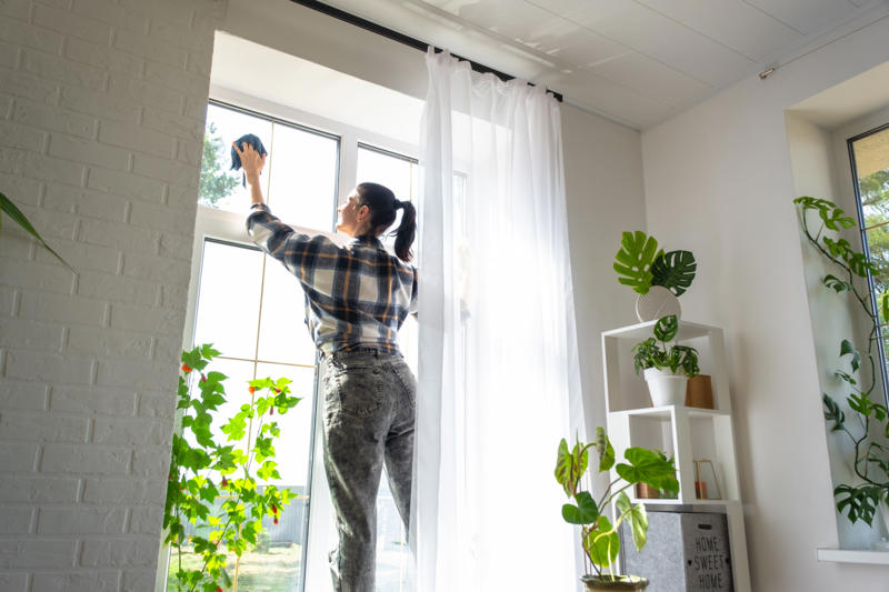 Check for mold, Vacuum the floors, Dust visible spots, Empty walls, The entryway, The scent, Clean your windows, Give your kitchen a quick clean, Do the laundry and change linens, Don't professionally clean your carpets, Skip cleaning out closets, Don't clean the laundry room, Don't pick up every last toy, Skip organizing the refrigerator
