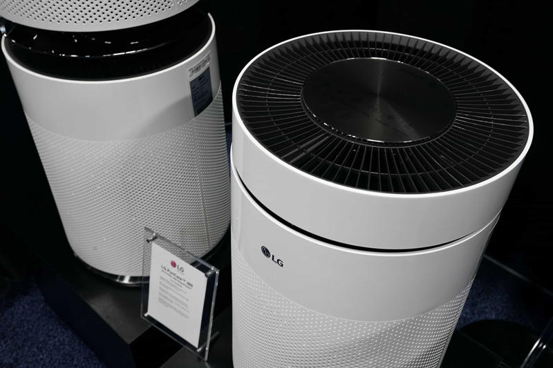 Get an air purifier Take out the trash regularly, Use baking soda on your carpet, Open the windows, Get an air purifier, Keep towels as dry as possible, Use drain cleaner, Use an air freshener, Light scented candles, Use essential oil, Line your trash cans, Keep the dishwasher clean, Use tomato juice, Reduce unpleasant smells from the fireplace, Make more use of fabric softener, Turn on your air filter