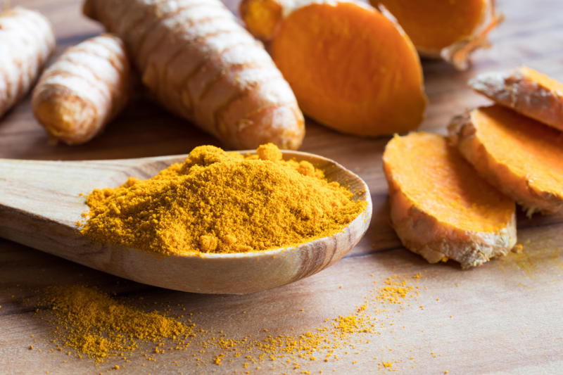 Curcumin 1. Berries, 2. Fatty fish, 3. Broccoli and cruciferous vegetables, 4. Avocados, 5. Green tea, 6. Peppers, 7. Mushrooms, 8. Grapes, 9. Turmeric, 10. Olive oil, 11. Dark chocolate and cocoa, 12. Tomatoes