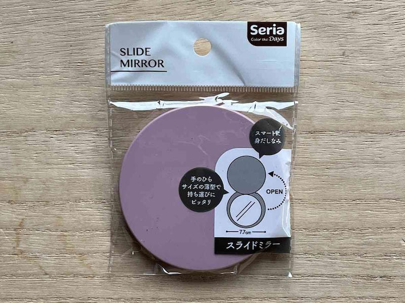 カードミラーとは？, セリアの「スライドミラー」の価格・コスパ, セリアの「スライドミラー」のサイズ・材質, セリアだけではなく、ほかの100均にも「カードミラー」はある？ ダイソーは？, 100均セリア、ダイソー以外に「カードミラー」は売ってる？ 無印良品は？, 【100均】セリアの「スライドミラー」の売り場はどこ？ 売り切れ？