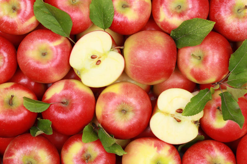 Apples Pineapple, Turkey breast, Wheat bran, Green leaves, Cereal bars