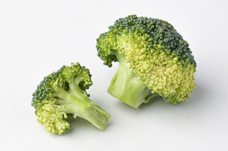 What to avoid, Things to consider, Fried food, Salty or processed food, Red meat, Broccoli, Tap water, Dried fruit, What to eat and drink, Lean protein, Unsalted nuts