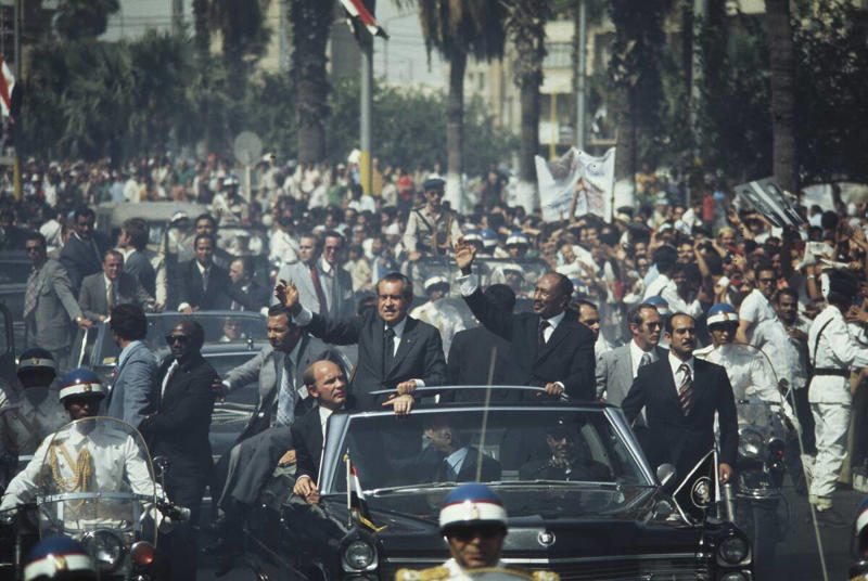 Presidential cars are armored. President Taft was a major influence., Woodrow Wilson continued the tradition., Warren Harding picked up the motorcade tradition., FDR modified his car., It isn't just presidents that get the motorcade treatment., Truman favored Lincolns., Eisenhower continued in Truman's footsteps., In 1963, tragedy shook the nation., It didn't put an end to motorcades., Presidential cars are armored., The Air Force transports the cars., Motorcades always made for good photo ops., Reagan was the last president to use the 1972 Continental., Clinton favored the Fleetwood., In the new millennium, presidential cars became truly unique.