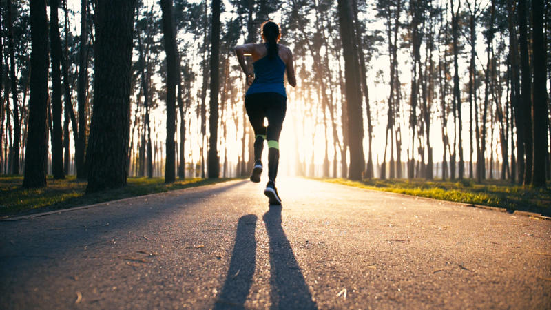 The same bipedal movement The daunting task of completing a marathon, An effort beyond the ability of most, Winning ways, Jeff Galloway, American Olympian, What is Jeffing?, Running and walking, The same bipedal movement, Less pain and strain, Physical and psychological benefits of Jeffing, "Vitality" circuit, Fartlek, another training approach, Taking Jeff on the road, First in the Peachtree Road Race, Avon International Women's Marathon, How to use Jeffing in a race, Pre-planning is key