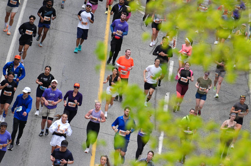 Pre-planning is key The daunting task of completing a marathon, An effort beyond the ability of most, Winning ways, Jeff Galloway, American Olympian, What is Jeffing?, Running and walking, The same bipedal movement, Less pain and strain, Physical and psychological benefits of Jeffing, "Vitality" circuit, Fartlek, another training approach, Taking Jeff on the road, First in the Peachtree Road Race, Avon International Women's Marathon, How to use Jeffing in a race, Pre-planning is key