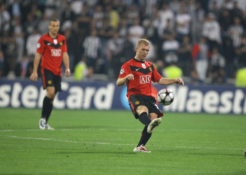 12. Paul Scholes 15. Gary Neville, 14. Juan Mata, 12. Duncan Edwards, 11. Nemanja Vidic, 10. Denis Law, 8. Bryan Robson, 7. Wayne Rooney, 6. George Best, 4. Eric Cantona, 3. Ryan Giggs, 2. Paul Scholes