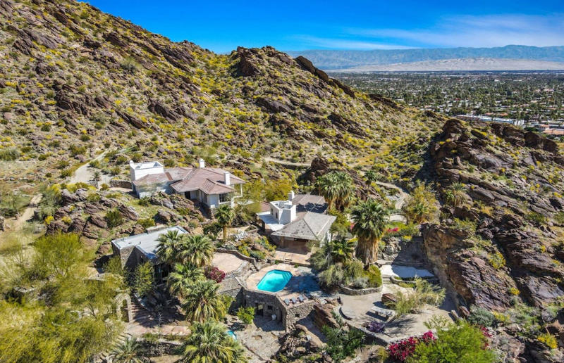 Suzanne Somers’ desert compound, California, USA These stunning desert dwellings are no mirage, Folly Joshua Tree, California, USA, Monument House, California, USA, Suzanne Somers’ desert compound, California, USA, The Cedar House, California, USA, Pobble House, Kent, UK, Mia Riad, California, USA, Tucson Mountain Retreat, Arizona, USA, Dancing Light House, Arizona, USA, Arroyo House, Nevada, USA, Casa Caldera, Arizona, USA, Shapeshifter, Nevada, USA