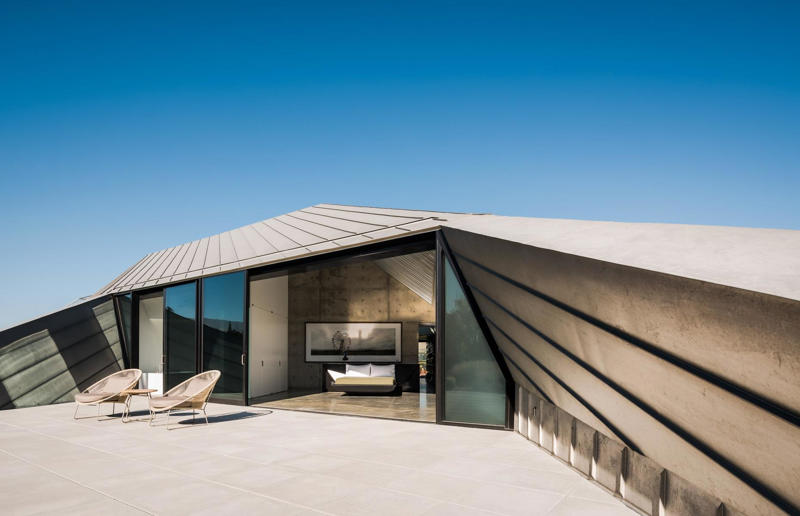 Shapeshifter, Nevada, USA These stunning desert dwellings are no mirage, Folly Joshua Tree, California, USA, Monument House, California, USA, Suzanne Somers’ desert compound, California, USA, The Cedar House, California, USA, Pobble House, Kent, UK, Mia Riad, California, USA, Tucson Mountain Retreat, Arizona, USA, Dancing Light House, Arizona, USA, Arroyo House, Nevada, USA, Casa Caldera, Arizona, USA, Shapeshifter, Nevada, USA