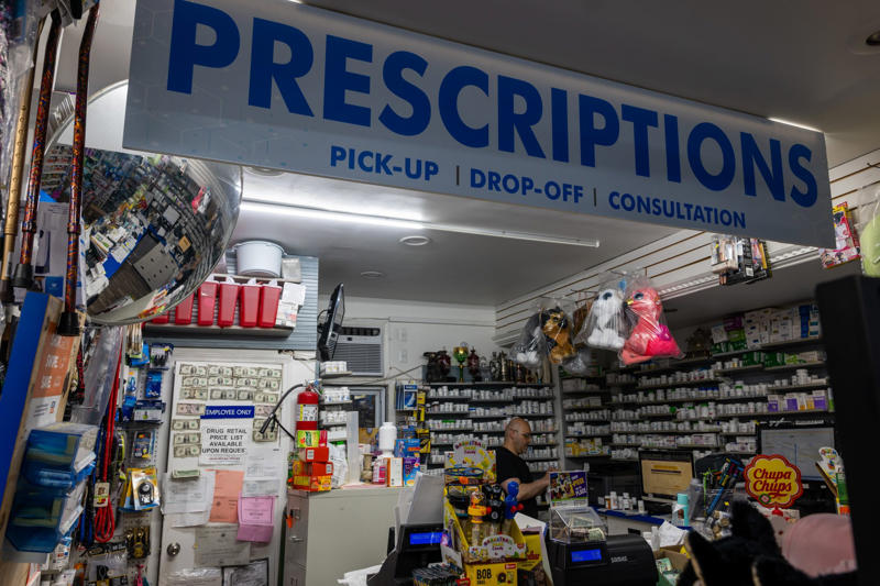 Americans could see major savings at the drugstore Time to lower medication prices in the US, Finally an executive order that will benefit the poor, A sensitive issue, Most Favored Nation policy, Some of the most expensive in the world, "We are going to do the right thing", Americans could see major savings at the drugstore, Americans could pay up to 80% less for life saving medicines, An example of how much more Americans pay, The heaviest burden falls on those with the most to lose, Improving on what Biden did?, New prices could go into effect next year, Pharmaceutical industry is not thrilled, Bad for Americans?, Trump attempted to low prices in 2020 but failed, Massive savings for taxpayers seems like a great benefit