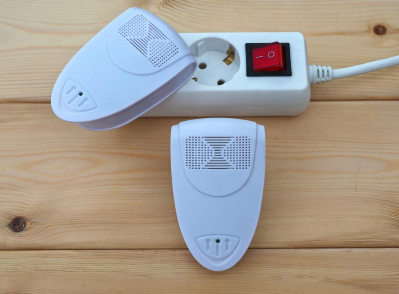Ultrasonic pest repellents Deep fryer, Electric egg cooker, Mosquito zappers, Space-saving vacuum bags, Filing cabinets, Popcorn machine, Electric can opener, Salad spinner, Exercise gadgets, Paperweights, Egg separator, Banana slicer, Coffee pods, Bottled water, Label maker, Ultrasonic pest repellents