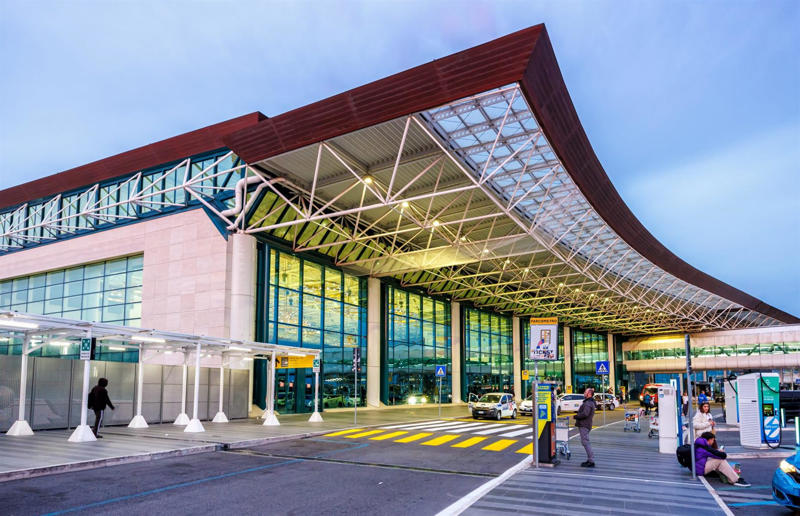 17. Leonardo da Vinci International Airport, Italy 19. Marrakesh Menara Airport, Morocco, 18. Milan Bergamo Airport, Italy, 17. Leonardo da Vinci International Airport, Italy, 14. Humberto Delgado Airport, Portugal, 13. Sir Seewoosagur Ramgoolam International Airport, Mauritius, 12. Francisco Sá Carneiro Airport, Portugal, 11. Bari Karol Wojtyła Airport, Italy, 10. Auckland Airport, New Zealand, 9. Milan Malpensa Airport, Italy, 8. Málaga-Costa del Sol Airport, Spain, 7. Gran Canaria Airport, Gran Canaria, Spain, 6. Athens International Airport, Greece, 5. Fuerteventura Airport, Fuerteventura, Spain, 4. César Manrique-Lanzarote Airport, Lanzarote, Spain, 3. Cristiano Ronaldo International Airport, Madeira, Portugal, 2. Queenstown International Airport, New Zealand