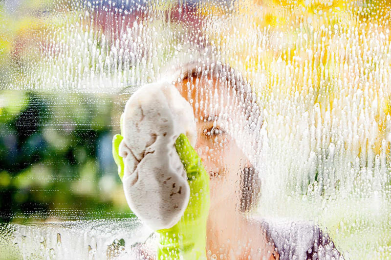 Do not clean windows on a sunny day A cleaning bucket, Bicarbonate soda, Make your own cleaning spray, Do not clean windows on a sunny day, Use dryer sheets in more ways than one, A second basket for laundry, Newspapers in garbage bags, Put charcoal in your car, Ketchup cleans copper pans, Use microfibre cloths, Organize your closet, Tidy your pantry, Clean the ceiling fan, Clean a scorched iron, Wipe your shower glass clean, Wash your washing machine