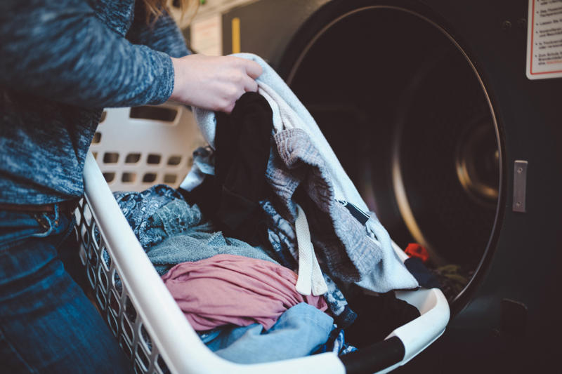 A second basket for laundry A cleaning bucket, Bicarbonate soda, Make your own cleaning spray, Do not clean windows on a sunny day, Use dryer sheets in more ways than one, A second basket for laundry, Newspapers in garbage bags, Put charcoal in your car, Ketchup cleans copper pans, Use microfibre cloths, Organize your closet, Tidy your pantry, Clean the ceiling fan, Clean a scorched iron, Wipe your shower glass clean, Wash your washing machine