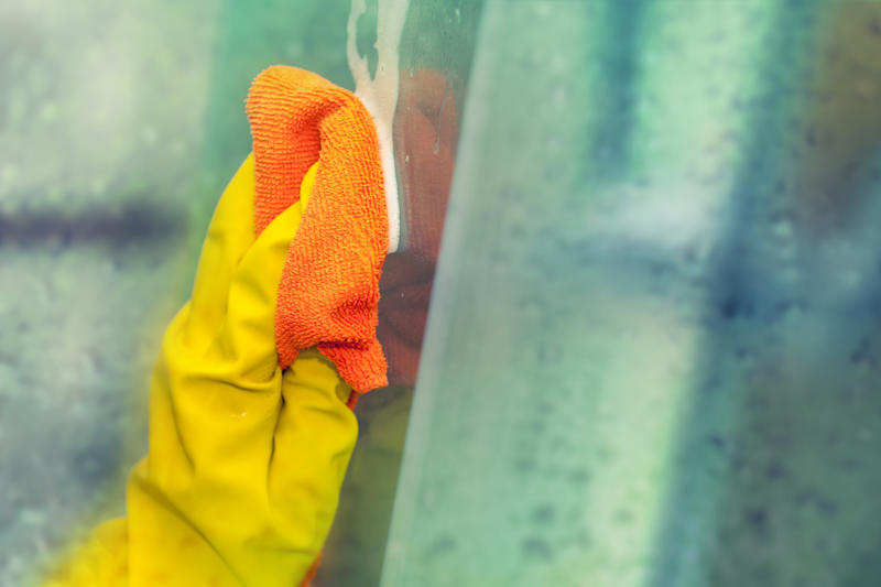 Wipe your shower glass clean A cleaning bucket, Bicarbonate soda, Make your own cleaning spray, Do not clean windows on a sunny day, Use dryer sheets in more ways than one, A second basket for laundry, Newspapers in garbage bags, Put charcoal in your car, Ketchup cleans copper pans, Use microfibre cloths, Organize your closet, Tidy your pantry, Clean the ceiling fan, Clean a scorched iron, Wipe your shower glass clean, Wash your washing machine
