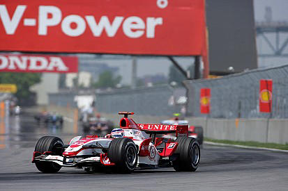 ハースF1（2016）｜ロマン・グロージャン＆エステバン・グティエレス, ロータス（2010）｜ヘイキ・コバライネン＆ヤルノ・トゥルーリ, ヴァージン（2010）｜ティモ・グロック＆ルーカス・ディ・グラッシ, HRT（2010）｜ブルーノ・セナ＆カルン・チャンドック＆山本左近＆クリスチャン・クリエン, スーパーアグリ（2006）｜佐藤琢磨＆井出有治＆フランク・モンタニー＆山本左近, トヨタ（2002）｜ミカ・サロ＆アラン・マクニッシュ, スチュワート（1997）｜ルーベンス・バリチェロ＆ヤン・マグヌッセン, ローラ（1997）｜ヴィンチェンツォ・ソスピリ＆リカルド・ロセット