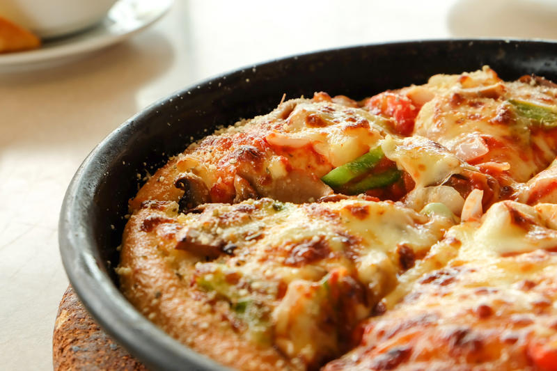 Bar/tavern pizza, California-style pizza, Chicago deep-dish pizza, Detroit-style pizza, New England Greek-style pizza, Grilled pizza, Neapolitan pizza, New Haven pizza, New York pizza, Pan pizza, St. Louis-style pizza, New Jersey tomato pie, Sushi pizza
