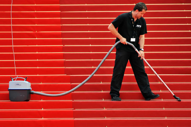 They can’t vacuum They can’t vacuum, They can’t walk all over the carpets, Tea temperature must be checked before serving, They must be available but discreet, “Kids” is strictly forbidden, They might have to stand for hours, They can’t turn their back on the King, Employees should avoid wearing strong scents, Chefs are banned from cooking certain foods, They must keep it formal at all times, Royal dog menu, A spin on the little black dress, The royal family has a person do the dishes