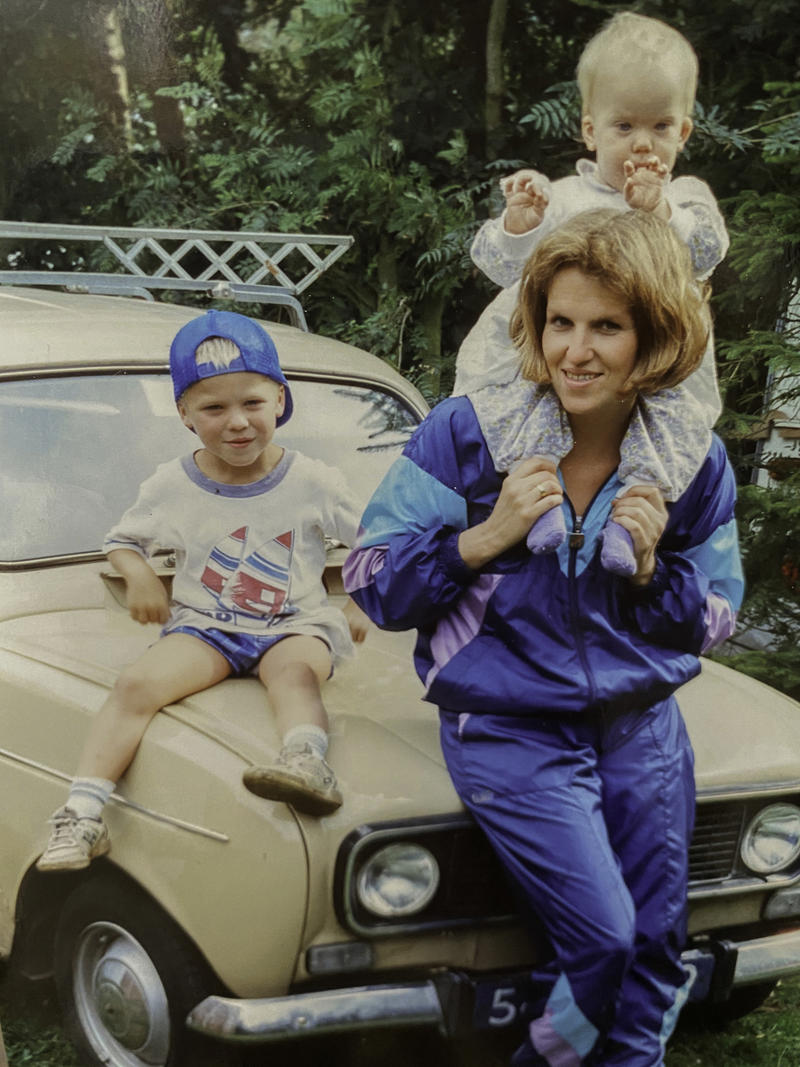 2. Mom Was Serving ’90s Realness In That Windbreaker 1. Watermelon Bubblicious Was Fire, and You Can’t Tell Me Otherwise, 2. Mom Was Serving ’90s Realness In That Windbreaker, 3. Dolly Parton Entertaining the Troops in 1991, 4. Times Were Rough Before Spotify; Finding the Perfect CD Could Take All Day, 5. Nothing Says the ’90s Like TLC and Kriss Kross, 6. We Still Remember the Smell of Those Plastic Bubbles, 7. Video Game Graphics Hadn’t Quite Caught Up Yet, 8. Mind You, These ‘Snacks’ Only Looked Like McDonald’s Fries. A Cruel Joke, Indeed, 9. ‘Middle School Dance, 1991’, 10. Every ’90s Kid Had a Tamagotchi — and Was Left Traumatized When It Died, 11. Back When Pizza Hut Had Some Character, 12. Tupac Shakur, Circa 1992, 13. A Very ’90s School Library, 14. Behind the Scenes of ‘Dazed and Confused,’ 1992, 15. Light-Up Kicks Were Rad, and I Don’t Care What Anyone Else Says, 16. Porcupine Hair (Aka, Frosted Tips) Was Certainly in Style, 17. You Just Knew It Was Gonna Be Lit When This Bad Boy Got Wheeled Out, 18. Nostalgia Overload!, 19. ‘High School in the Mid-90s’, 20. ‘Late ’90s Rave Scene’, 21. ’90s Skate Crew 4 Lyfe, 22. In Case You Couldn’t Tell, Aerobics Were BIG in the ’90s, 23. Two Words: Pogo. Sticks.