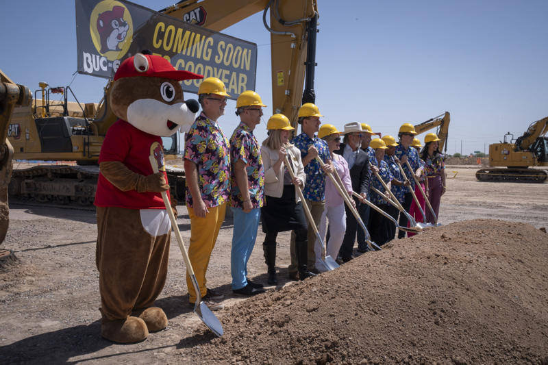 When was Bucees founded?, Who is the owner of Buc-ee's?, How many Bucees are there in the U.S.?, Is Buc-ee's open 24/7?, Is there a Buc-ee's in Arizona?, Where is the Buc-ee's going to be built in Arizona?, How big is the Buc-ee's going to be in Arizona?, When is the Arizona Buc-ee's opening?