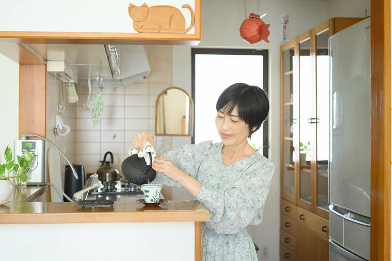 1日2食、腹八分目が体調によいと気づくまで, シンプルな食事ほど華やかな食器で気分を上げる, 60代、健康に暮らすコツ, 基本メニューは「玄米＆卵＆冷凍野菜」の和食, 夏場は食べやすいシリアルに。豆乳を加えて超手軽な朝ごはん, 一週間の献立を決め、料理は当番制にする, 同じ料理を2日分つくり、手間を省く, 「完全食スープ」があれば栄養もばっちり
