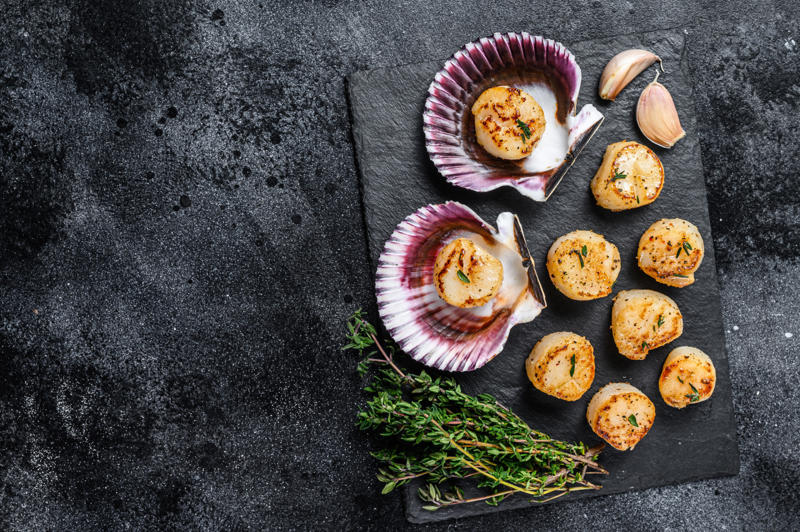 Scallops Olive oil, Truffles, Fruit juice, Cinnamon, Black pepper, Balsamic vinegar, Parmesan cheese, Scallops