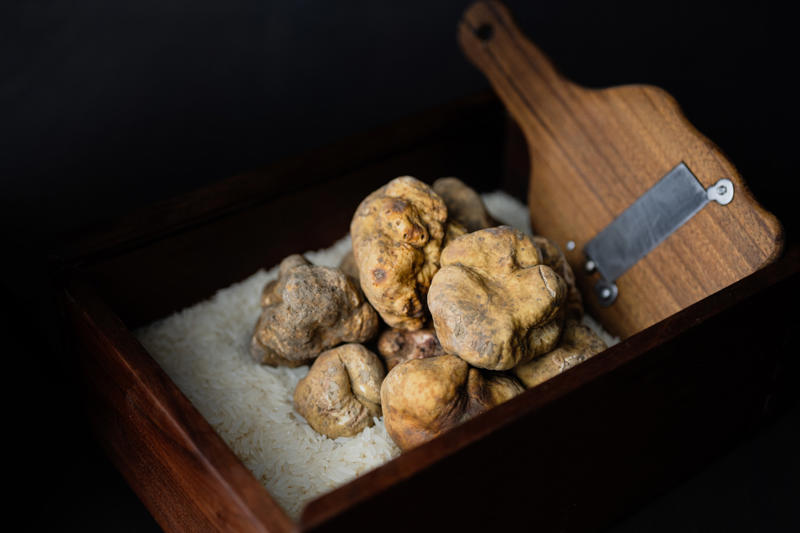 Truffles Olive oil, Truffles, Fruit juice, Cinnamon, Black pepper, Balsamic vinegar, Parmesan cheese, Scallops