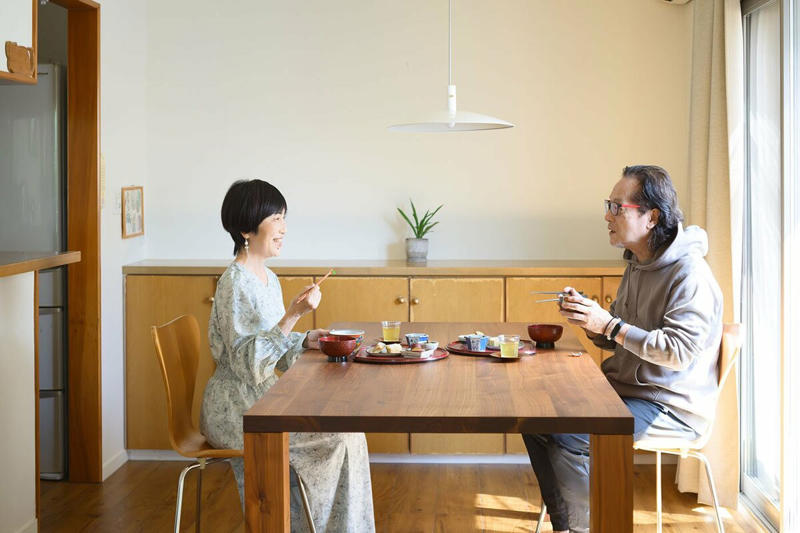 1日2食、腹八分目が体調によいと気づくまで, シンプルな食事ほど華やかな食器で気分を上げる, 60代、健康に暮らすコツ, 基本メニューは「玄米＆卵＆冷凍野菜」の和食, 夏場は食べやすいシリアルに。豆乳を加えて超手軽な朝ごはん, 一週間の献立を決め、料理は当番制にする, 同じ料理を2日分つくり、手間を省く, 「完全食スープ」があれば栄養もばっちり