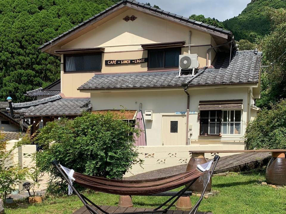 アパートメントにする？ いや、空き家がいい, ほとんどの作業は自分たちでやったが、もう二度とやりたくない, 大きさも場所も最適, パンデミックによる規制が緩和されてから、業績が回復, 安い廃屋といえども、最終的には予想以上にお金がかかることも
