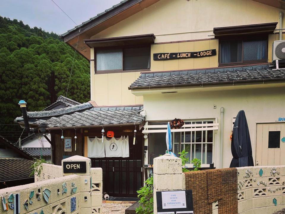 アパートメントにする？ いや、空き家がいい, ほとんどの作業は自分たちでやったが、もう二度とやりたくない, 大きさも場所も最適, パンデミックによる規制が緩和されてから、業績が回復, 安い廃屋といえども、最終的には予想以上にお金がかかることも