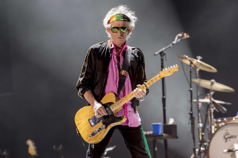Keith Richards Jeff Beck (1944 - 2023), Jimi Hendrix (1942–1970), Eric Clapton, Brian May, Angus Young, Keith Richards, Frank Zappa (1940–1993), Prince (1958–2016), B.B. King (1925–2015), Duane Allman (1946–1971), David Gilmour, Stevie Ray Vaughn (1954–1990), Hank Marvin, Robert Fripp, Joe Satriani
