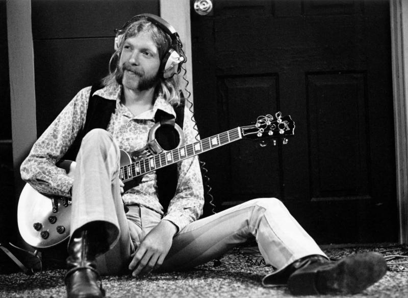 Duane Allman (1946–1971) Jeff Beck (1944 - 2023), Jimi Hendrix (1942–1970), Eric Clapton, Brian May, Angus Young, Keith Richards, Frank Zappa (1940–1993), Prince (1958–2016), B.B. King (1925–2015), Duane Allman (1946–1971), David Gilmour, Stevie Ray Vaughn (1954–1990), Hank Marvin, Robert Fripp, Joe Satriani