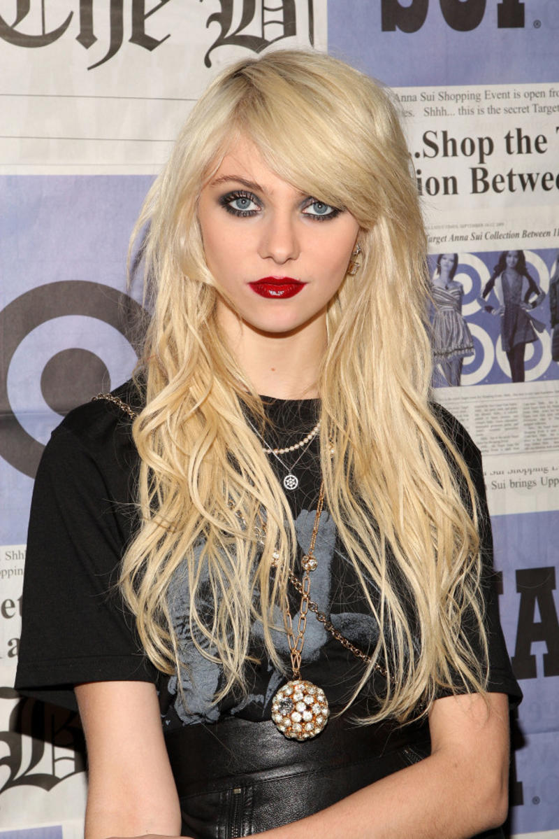 Taylor Momsen Nolan Gould, Ariana Grande, Taylor Momsen, Rooney Mara, Brenda Song, Dave Franco, Selena Gomez, Jennifer Lawrence, Bryan Cranston, Neil Patrick Harris, Liev Schreiber, Danny Trejo, Rami Malek, Tony Hale