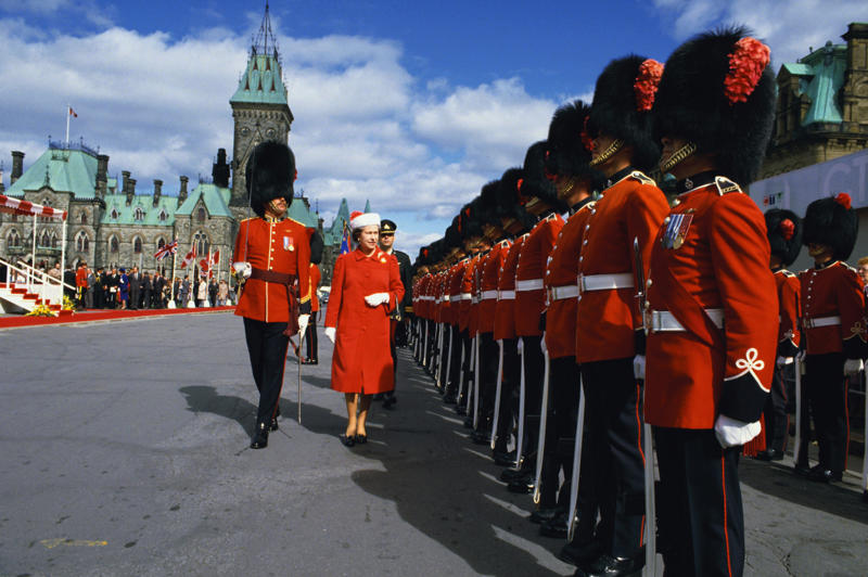 They need to be tall They’re part of British history, They need to be tall, They need to pass an exam, They go through a demanding training program, Remuneration package, They are early birds, They have to be resilient, Their hats are old, big, and heavy, They wear their hats in a peculiar way, Their uniforms must be in top-notch condition at all times, They may faint, Hot weather can be a nightmare, They can still serve their country in military operations, They might chat with members of the royal family