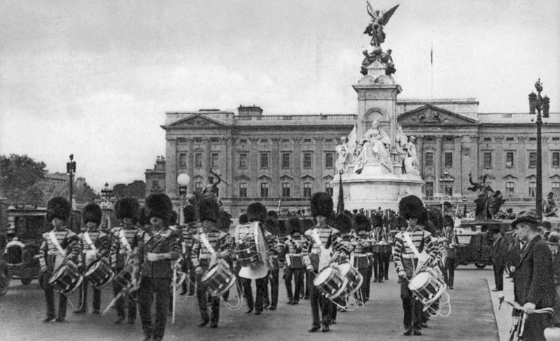 They’re part of British history They’re part of British history, They need to be tall, They need to pass an exam, They go through a demanding training program, Remuneration package, They are early birds, They have to be resilient, Their hats are old, big, and heavy, They wear their hats in a peculiar way, Their uniforms must be in top-notch condition at all times, They may faint, Hot weather can be a nightmare, They can still serve their country in military operations, They might chat with members of the royal family