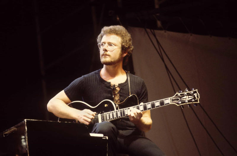 Robert Fripp Jeff Beck (1944 - 2023), Jimi Hendrix (1942–1970), Eric Clapton, Brian May, Angus Young, Keith Richards, Frank Zappa (1940–1993), Prince (1958–2016), B.B. King (1925–2015), Duane Allman (1946–1971), David Gilmour, Stevie Ray Vaughn (1954–1990), Hank Marvin, Robert Fripp, Joe Satriani