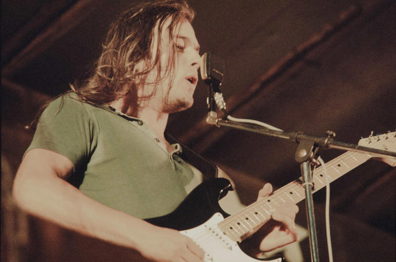 David Gilmour Jeff Beck (1944 - 2023), Jimi Hendrix (1942–1970), Eric Clapton, Brian May, Angus Young, Keith Richards, Frank Zappa (1940–1993), Prince (1958–2016), B.B. King (1925–2015), Duane Allman (1946–1971), David Gilmour, Stevie Ray Vaughn (1954–1990), Hank Marvin, Robert Fripp, Joe Satriani