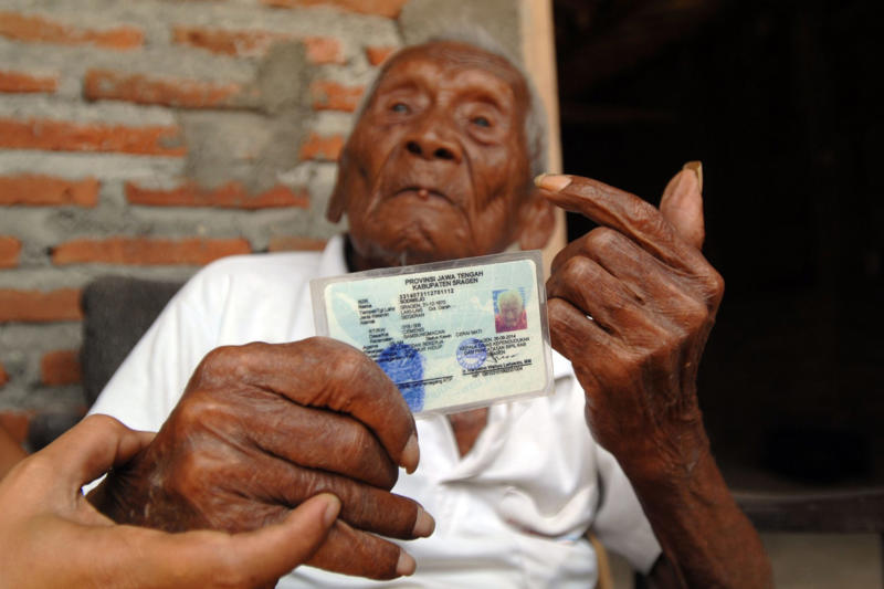 The longest-living man in history How long will humans be able to live?, We are living 30 years longer than we did in 1850, More and more octogenarians, The longest-living man in history, Almost a century and a half of life, Improve life expectancy, Looking to the future, What will happen in the 22nd century?, We will reach 122 years!, 126 will be the new 90, 130 years, only a 'lucky' few, Each day is a gift, A forecast made on the basis of objective data, The supercentenarians, Reaching 110 years old