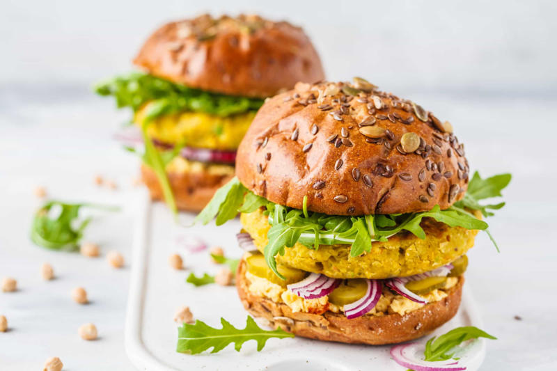 Caribbean-style burger, Southern BBQ pork burger, Teriyaki burger with grilled pineapple, Chimichurri burger, Black bean burger, Filled burger, Beetroot burger, Tuna burger, Thai burger with peanut sauce, Muffin-tin burger, Turkey burger with guacamole, Portobello burger, Turkey chili burger, Fish and shrimps burger, Chickpeas burger, Meat and seafood burger