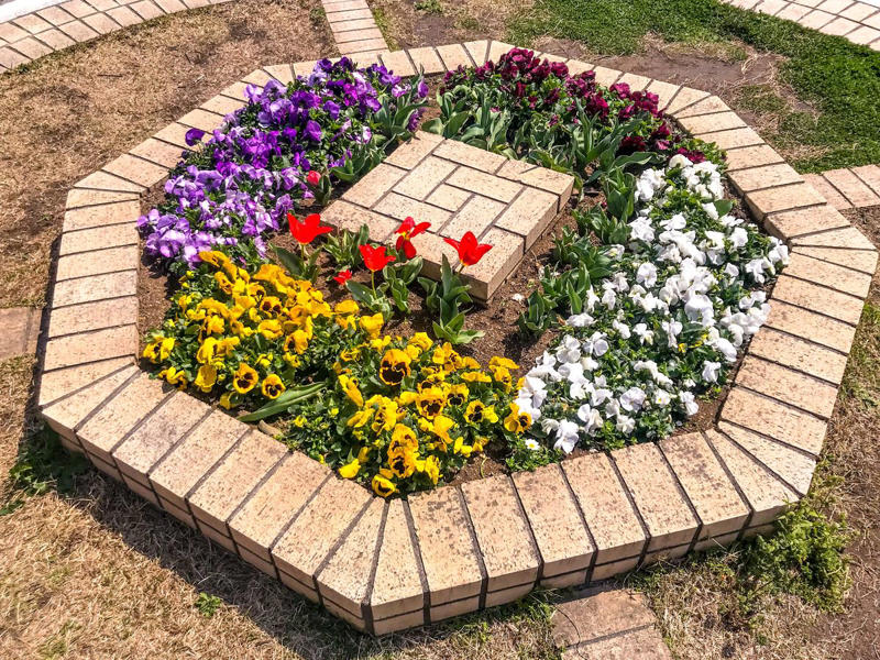 1) Make Them Waist Height, 3) Carve a Path, 4) Add Grid Wiring, 5) Use Brick, 10) Build in Steps, 11) Spring for Stone, 13) Choose Colorful Planters, 16) Make Your Own Meadow, 19) Opt for a Bucket, 20) Try Square Foot Gardening, 21) Surround a Shed, 22) Mix the Materials, 23) Work the Angles, 25) Tier the Planters, 26) Incorporate Scenic Pathways, 27) Mix and Match Your Vessels, 28) Think Outside the Box, 29) Automate Your Chores, 30) Add a Bit of Quirk