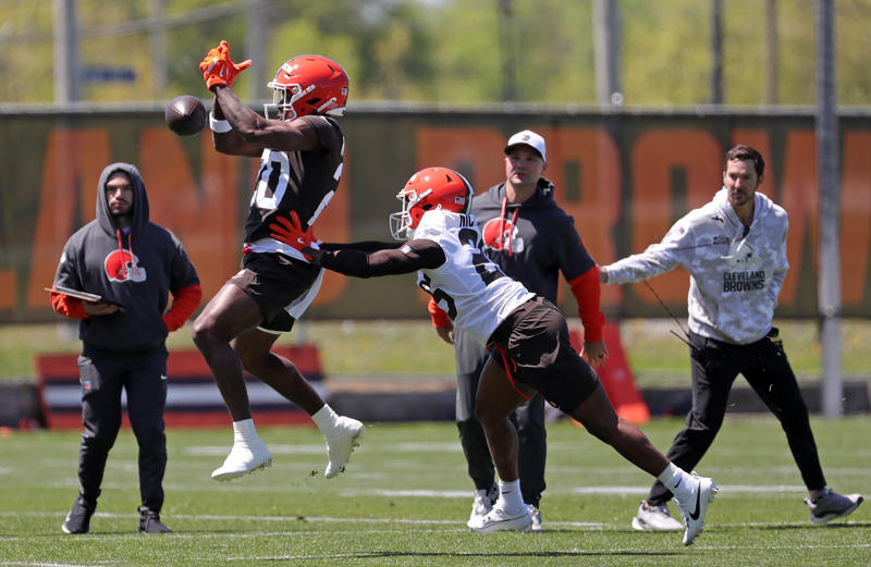 Kevin Stefanski hints Browns could soon add more wide receiver depth, Kevin Stefanski gives update on Deshaun Watson's rehab, Welcome to the NFL, rookie, Carson Schwesinger caps second day with impressive end zone interception