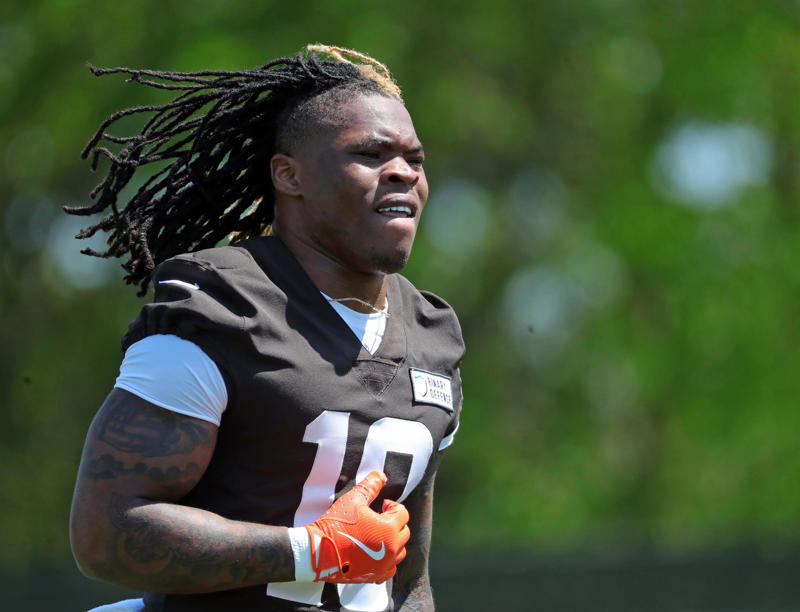 Kevin Stefanski hints Browns could soon add more wide receiver depth, Kevin Stefanski gives update on Deshaun Watson's rehab, Welcome to the NFL, rookie, Carson Schwesinger caps second day with impressive end zone interception